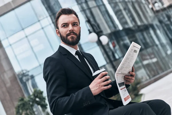 Modieuze Zakenman Holding Koffiemok Krant — Stockfoto