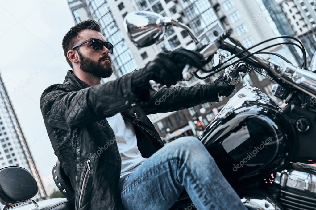 Guapo Rockabilly Motociclista Hombre Chaqueta Cuero Caballo Moto