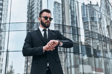 işadamı tam takım ve açık havada duran süre zaman kontrol güneş gözlüğü