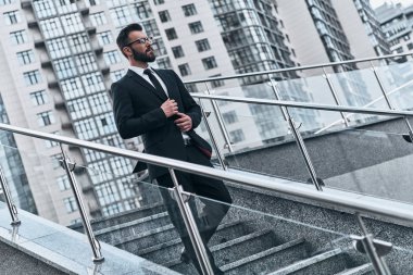 moda işadamı sokakta merdivenlerden aşağı taşıma 
