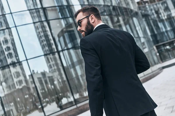 Homem Elegante Terno Completo Óculos Sol Olhando Para Longe Enquanto — Fotografia de Stock