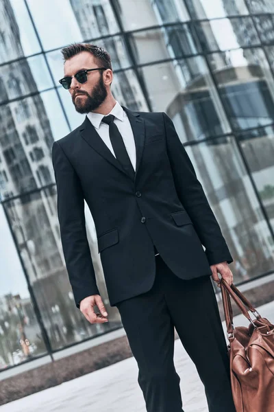 Elegante Hombre Negocios Que Lleva Bolsa Moda Mientras Está Parado — Foto de Stock