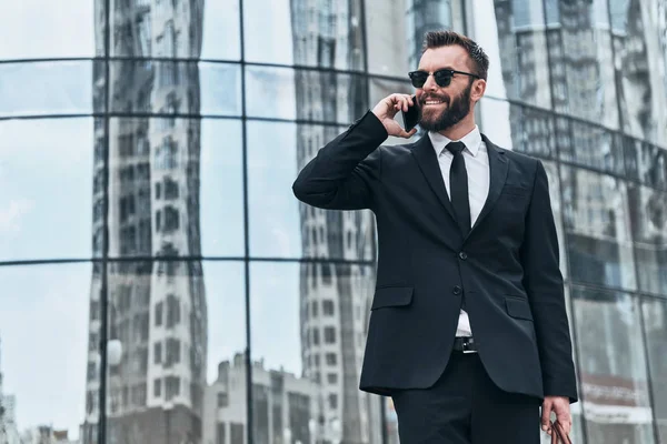 Leende Affärsman Full Kostym Pratar Telefon Glas Kontorsbyggnad — Stockfoto