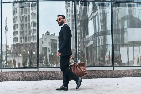 Full Längd Eleganta Mannen Kostym Och Solglasögon Promenader Utomhus Med — Stockfoto