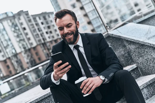 Ler Man Kostym Med Hjälp Smart Telefon Och Hålla Kaffekoppen — Stockfoto