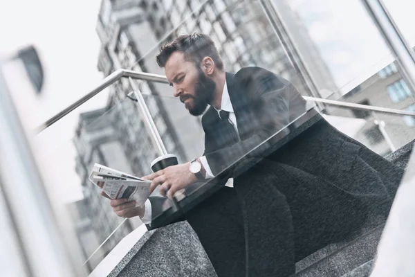 Geschäftsmann Anzug Liest Zeitung Während Freien Auf Der Treppe Sitzt — Stockfoto