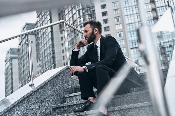Muž Obleku Drží Jedno Mistrovství Sedí Schodech Venku Budovy — Stock fotografie