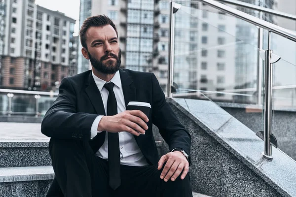 Hombre Traje Sosteniendo Taza Desechable Sentado Las Escaleras Calle —  Fotos de Stock