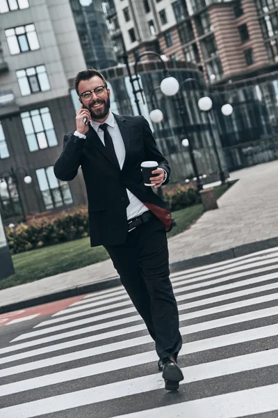 Joven Traje Completo Hablando Por Teléfono Sonriendo Mientras Cruza Calle —  Fotos de Stock