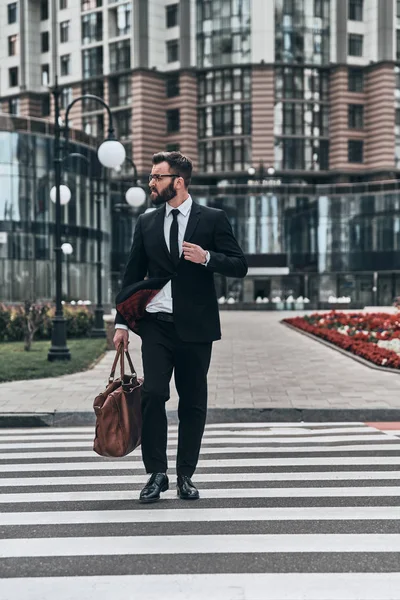 Young Man Full Suit Crossing Street While Walking Outdoors — Stock Photo, Image