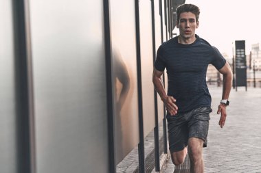 şehirde sokak sportif yakışıklı genç 