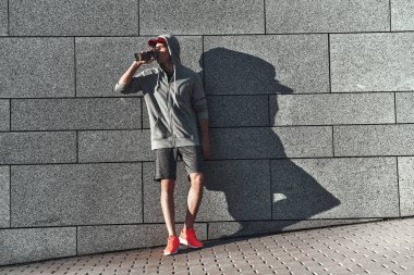 Genç adam içme suyu, taş duvar 