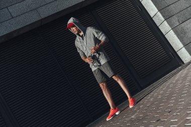 eğitimden sonra dinlenme giyim spor genç adam