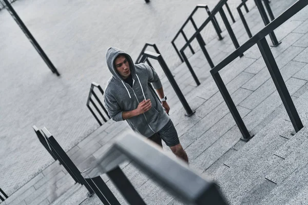 Повна Довжина Людини Спортивному Одязі Працює Сходах Вулиці — стокове фото