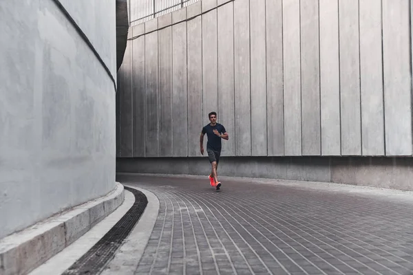 şehirde sokak koşan yakışıklı sportif genç adam tam uzunlukta 