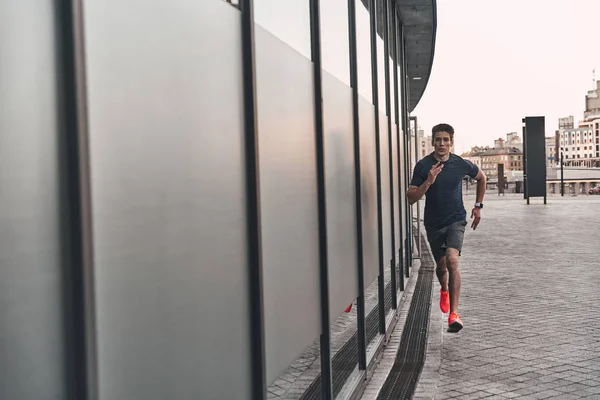 Knappe Sportieve Jonge Man Loopt Stad Straat — Stockfoto