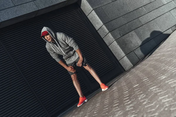 Jonge Man Sportkleding Rusten Training Straat Aan Stenen Muur — Stockfoto
