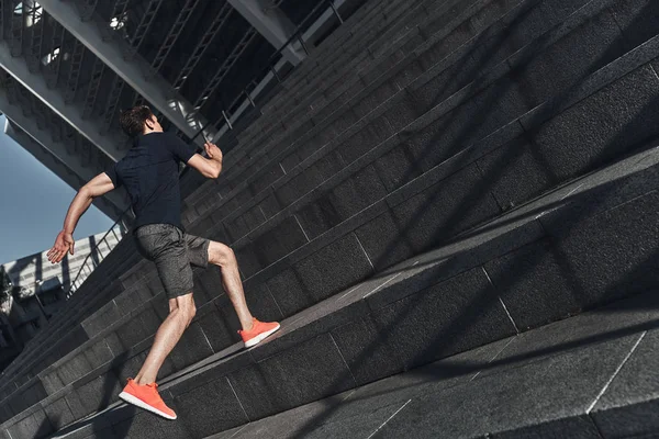 Longitud Completa Del Hombre Ropa Deportiva Corriendo Por Las Escaleras — Foto de Stock