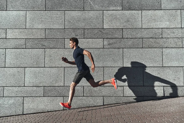 Beau Jeune Homme Vêtements Sport Courir Dans Rue Ville Mur — Photo