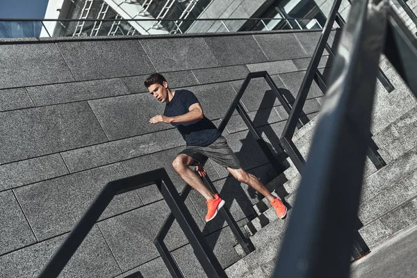 Повна Довжина Людини Спортивному Одязі Працює Сходах Вулиці — стокове фото