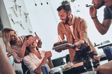 mutlu insanlar Doğum günü, kutlama gülümseyen kadın kapalı gözlerle pasta için bekliyor 