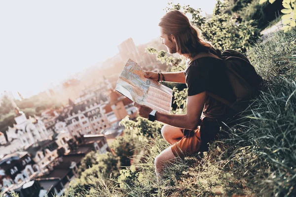 Schöner Mann Lässiger Kleidung Mit Landkarte Während Freien Auf Einem — Stockfoto