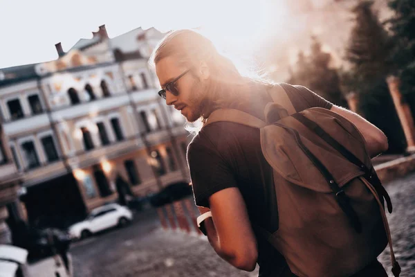 Visão Traseira Jovem Bonito Andando Rua Cidade — Fotografia de Stock