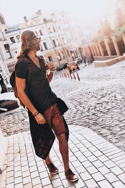 Yakışıklı Genç Adamın Şehirde Sokak Yürüyüş Tam Uzunlukta — Stok fotoğraf