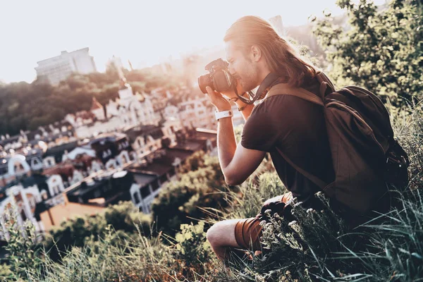 Joven Con Ropa Casual Capturando Hermosa Vista Ciudad — Foto de Stock