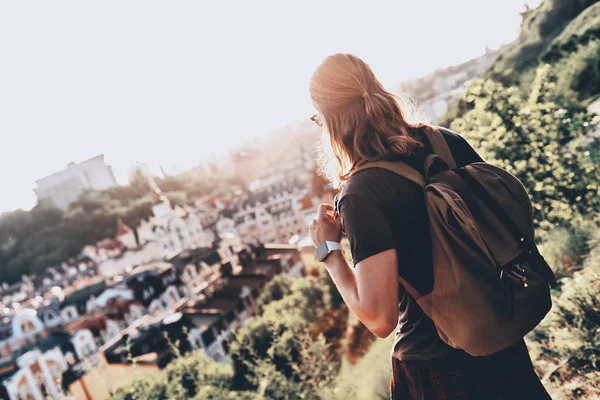 Вид Сзади Человека Рюкзаком Смотрящего Здание Города Холма — стоковое фото
