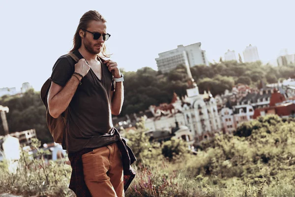 Traveler Man Walking Hill Outdoors Backpack — Stock Photo, Image