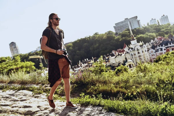 Full Längd Unga Mannen Casual Kläder Promenader Hill Utomhus — Stockfoto