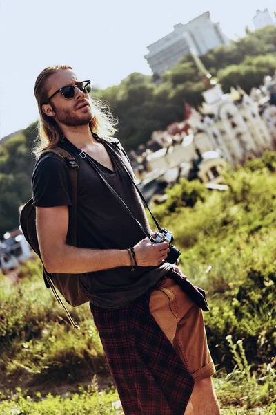 Jovem Bonito Roupas Casuais Olhando Para Longe Enquanto Estava Colina — Fotografia de Stock