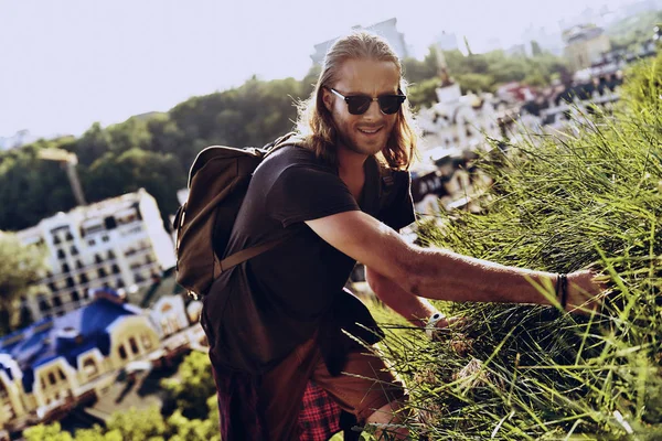 Stilig Man Casual Kläder Tittar Kameran Stående Backen Med Stadens — Stockfoto