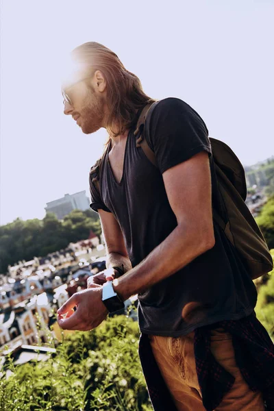 Knappe Jongeman Casual Kleding Bekijken Terwijl Staande Een Heuvel Buiten — Stockfoto