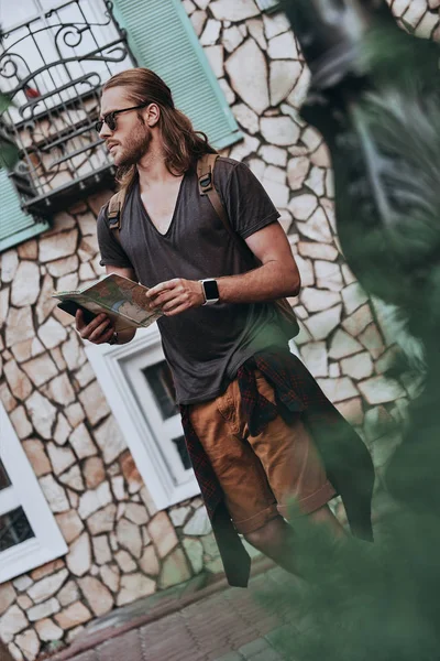 Stylish Traveler Man Holding Map City Building — Stock Photo, Image
