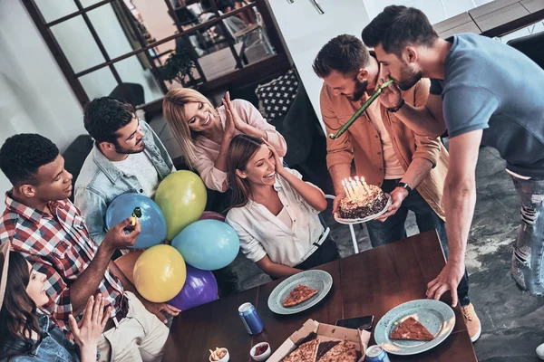 Melhores Amigos Comemorando Aniversário Com Bolo Velas — Fotografia de Stock