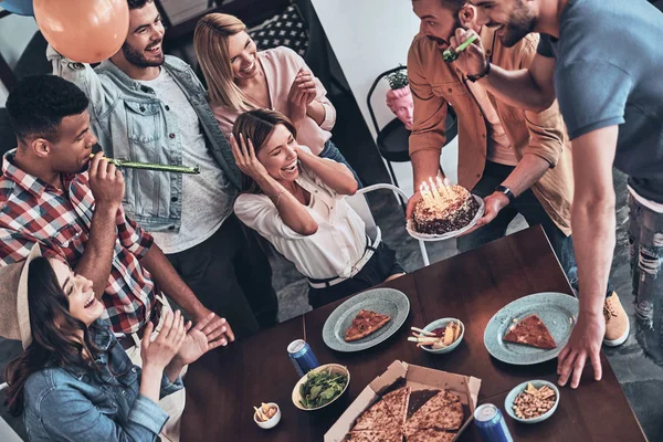 Freunde Feiern Geburtstag Junge Frau Mit Kuchen Überrascht — Stockfoto