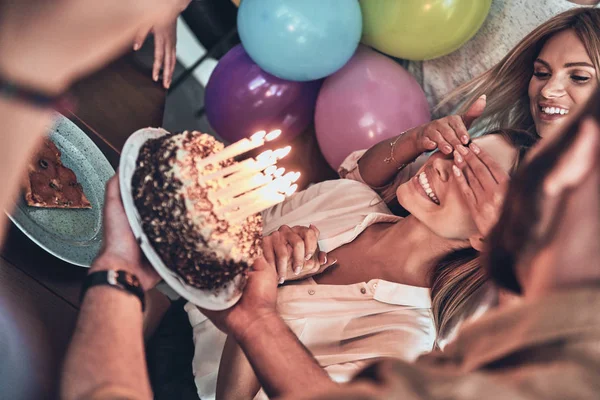 Pessoas Felizes Comemorando Aniversário Mulher Sorridente Com Olhos Cobertos Espera — Fotografia de Stock