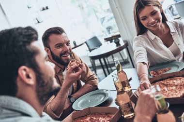 rahat kıyafet pizza masada yemek aç arkadaşlar