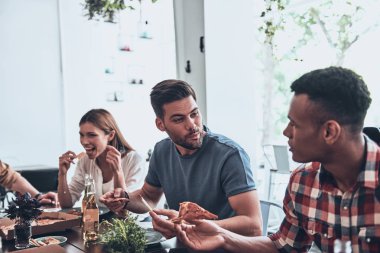 aç insanlar yemek ve akşam yemeği yerken gülümseyen rahat kıyafet