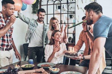 mutlu insanlar Doğum günü, kutlama gülümseyen kadın bir dilek Doğum günü pastası yapma