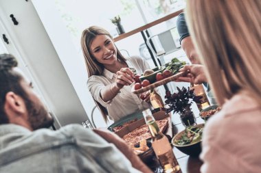 plaka sebze alarak gülümseyen sarışın kadın 