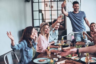 bira ve yemek masasında toasting arkadaşlar 