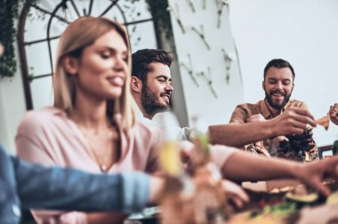 masada yemek yerken gülümseyen arkadaş parti 