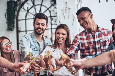 şık arkadaşlar birbirlerine kapalı parti sırasında bira şişeleri ile kızartma