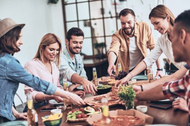 casual giyim kapalı akşam yemeği yerken pizza almaya gençlerin Grup