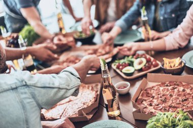 aç insanlar masada Pizza dilimleri toplama 