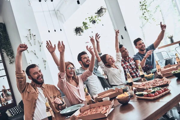 Jovens Felizes Desgaste Casual Gesticulando Com Mãos Levantadas Sorrindo Jantar — Fotografia de Stock