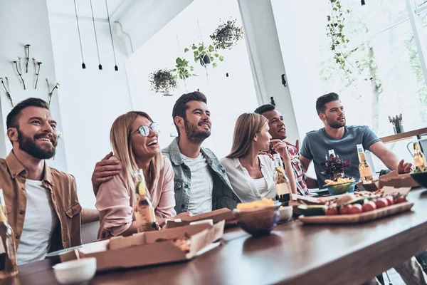 Lächelnde Menschen Freizeitkleidung Bei Einer Dinnerparty Mit Pizza — Stockfoto